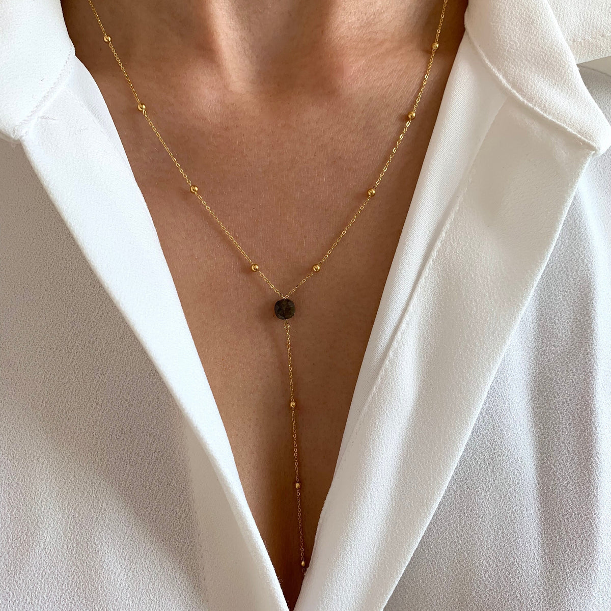 Collier chaîne à billes pendentif carré labradorite Delphine