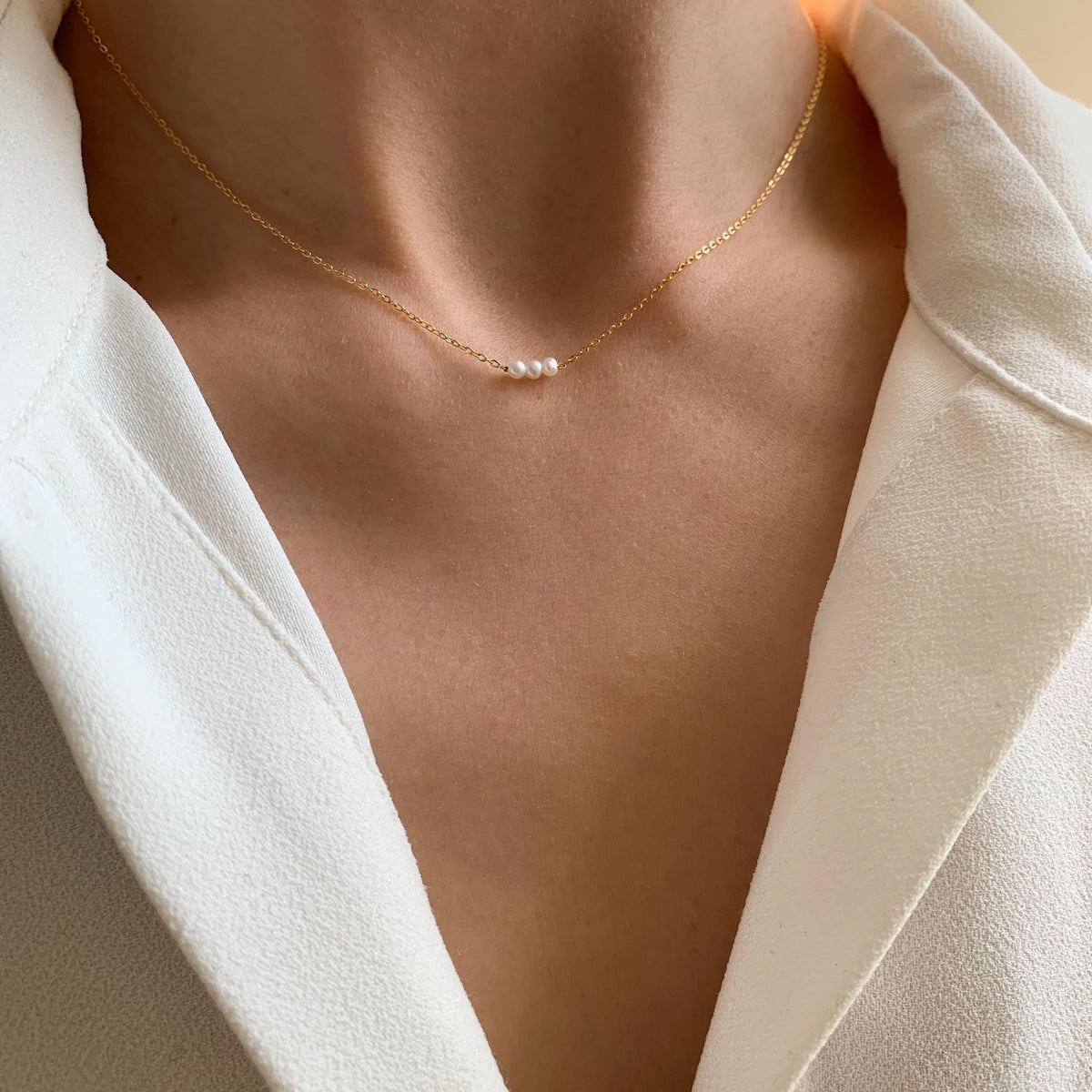 Collier ras de cou trois perles blanches Agnès photo 3