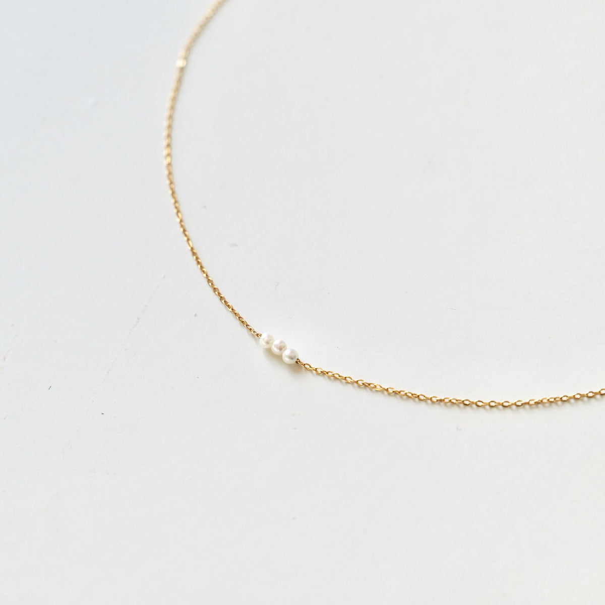 Collier ras de cou trois perles blanches Agnès photo 2