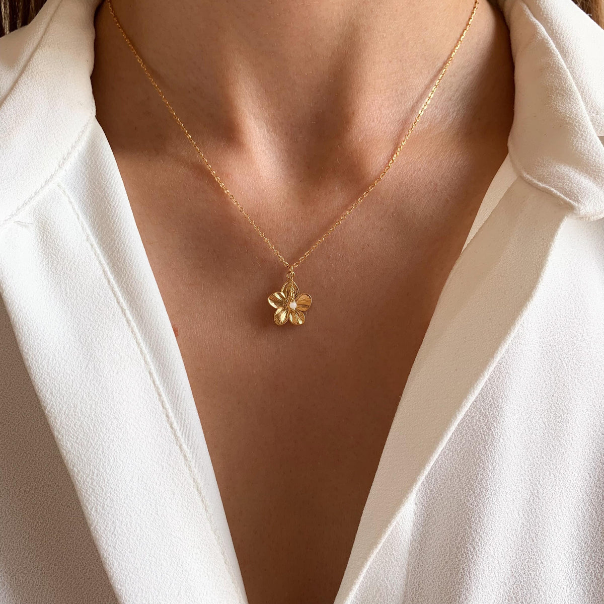 Collier acier inoxydable pendentif fleur et perle en nacre blanche / Collier femme fin chaine fleur dorée
