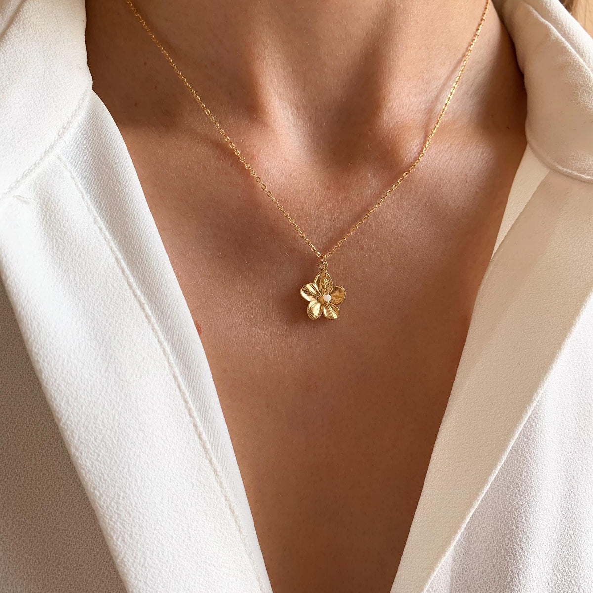 Collier acier inoxydable pendentif fleur et perle en nacre blanche / Collier femme fin chaine fleur dorée