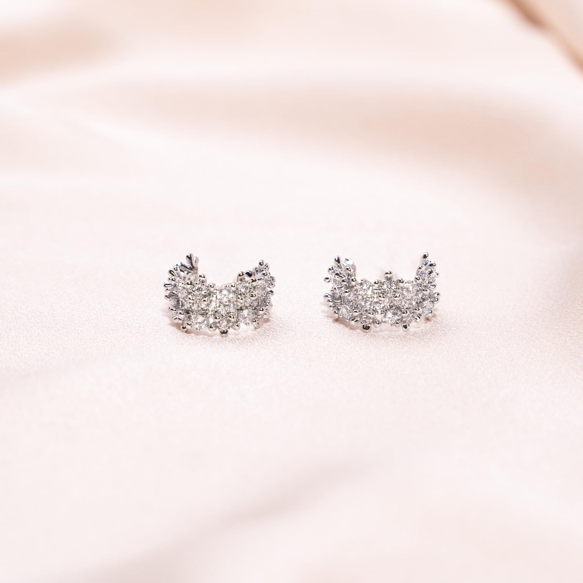 Créoles fines en acier inoxydable ornées de zircons / Boucles d'oreilles femme scintillantes