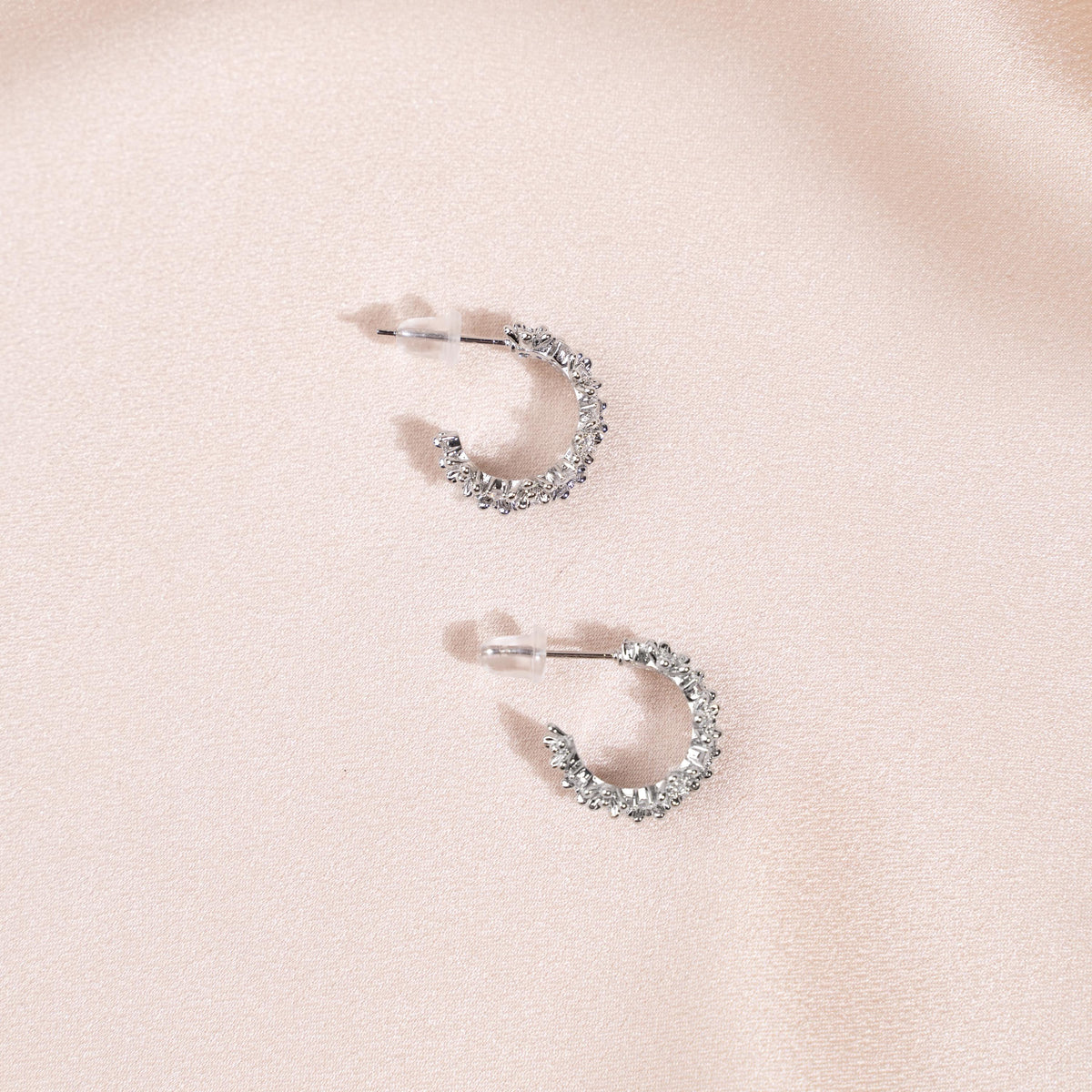 Créoles fines en acier inoxydable ornées de zircons / Boucles d'oreilles femme scintillantes