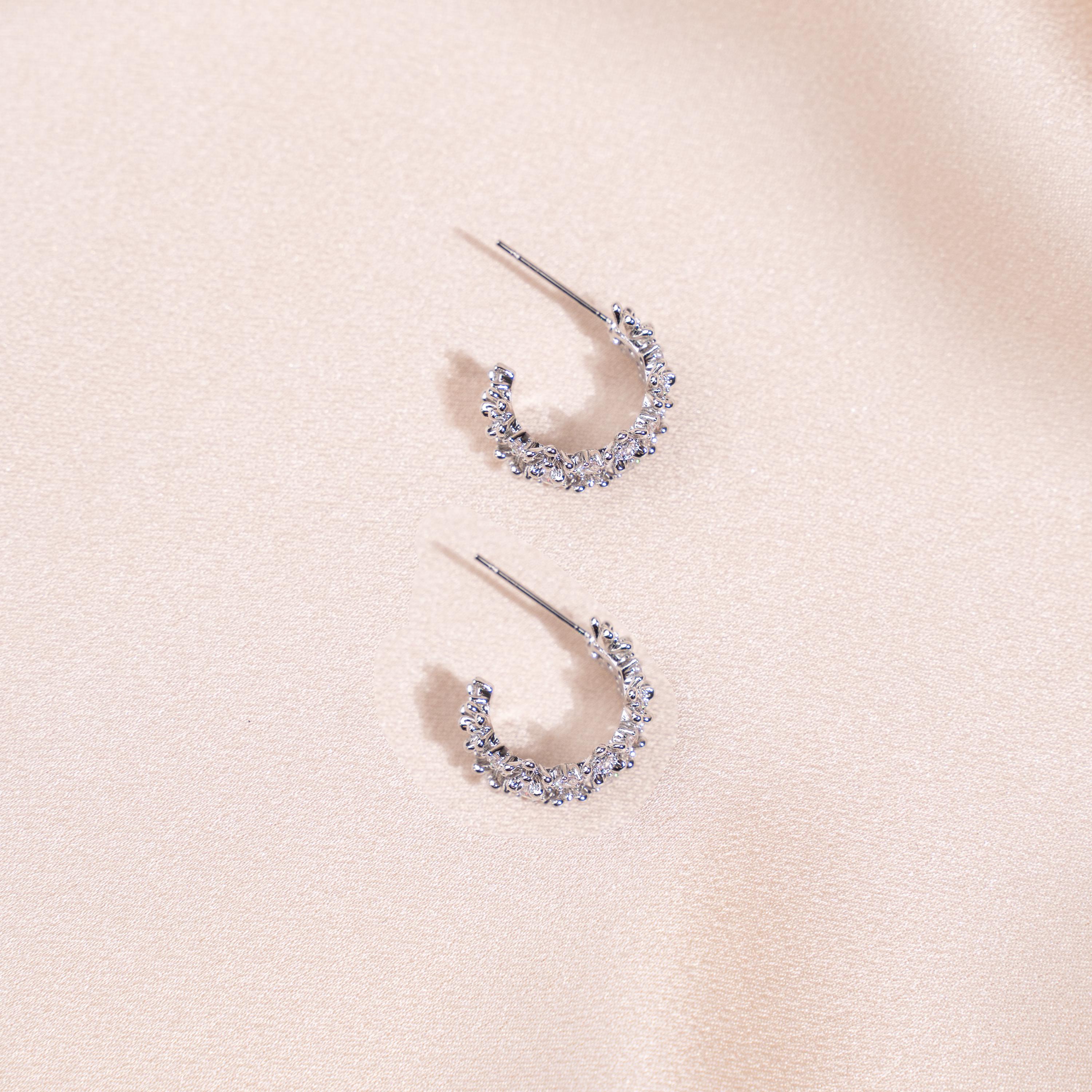 Créoles fines en acier inoxydable ornées de zircons / Boucles d'oreilles femme scintillantes