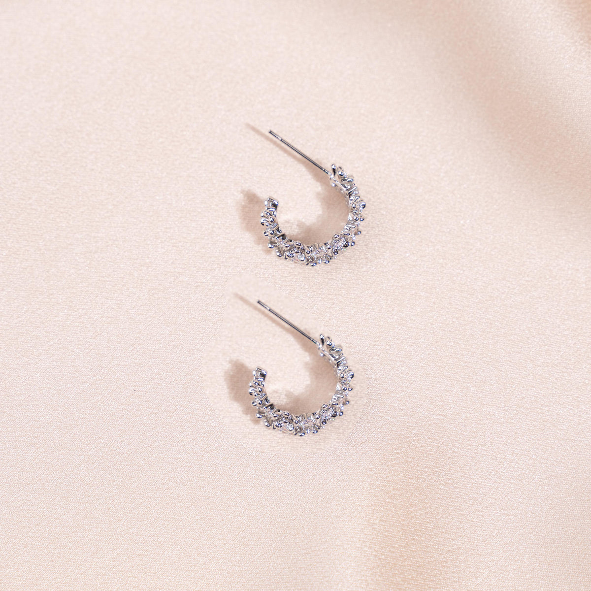 Créoles fines en acier inoxydable ornées de zircons / Boucles d'oreilles femme scintillantes