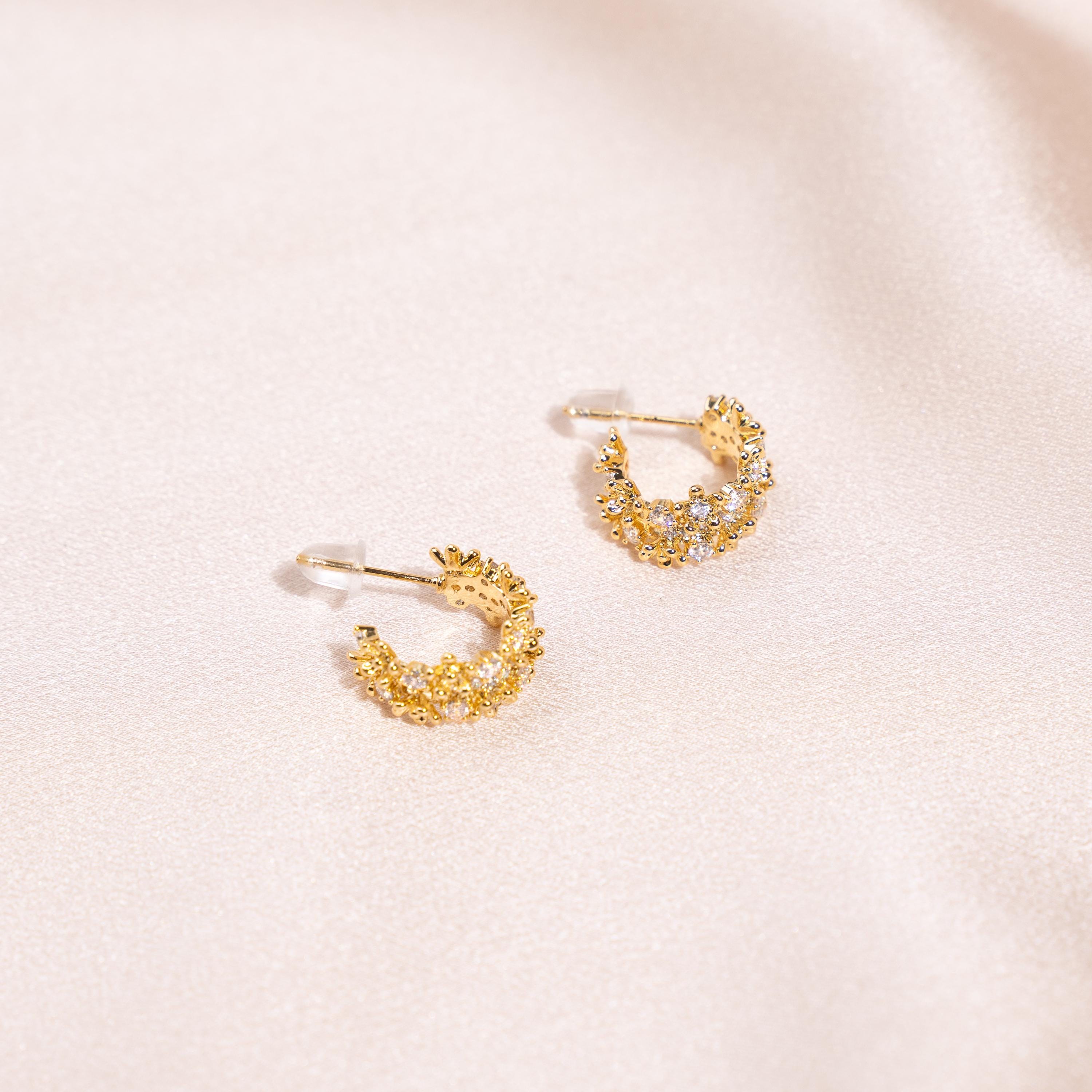 Créoles fines en acier inoxydable ornées de zircons / Boucles d'oreilles femme scintillantes