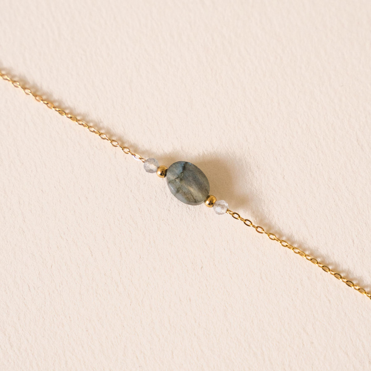 Bracelet chaîne fine pierre ovale labradorite Adèle photo 2