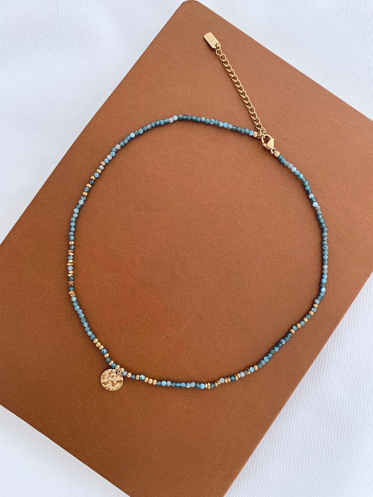 Collier perles et médaille lapis lazuli Augustine photo 4