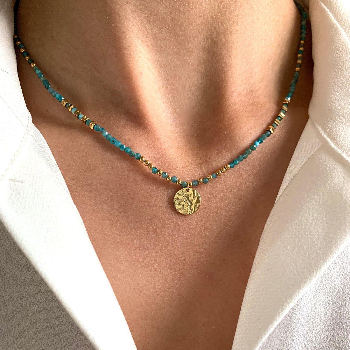 Collier perles et médaille apatite Augustine