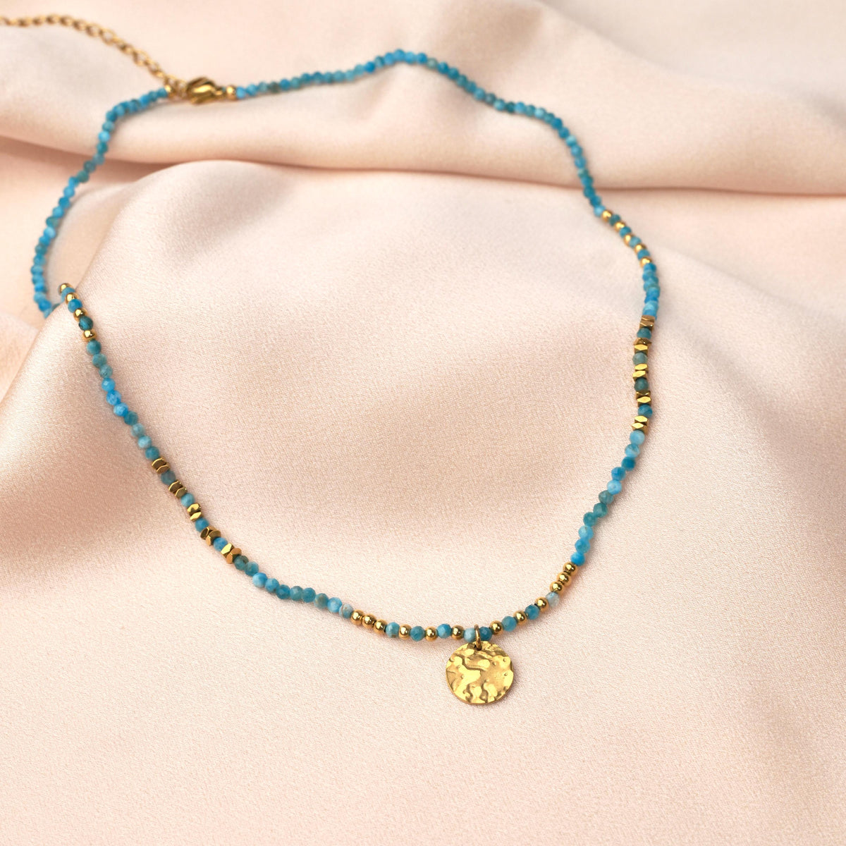 Collier perles et médaille apatite Augustine photo 2