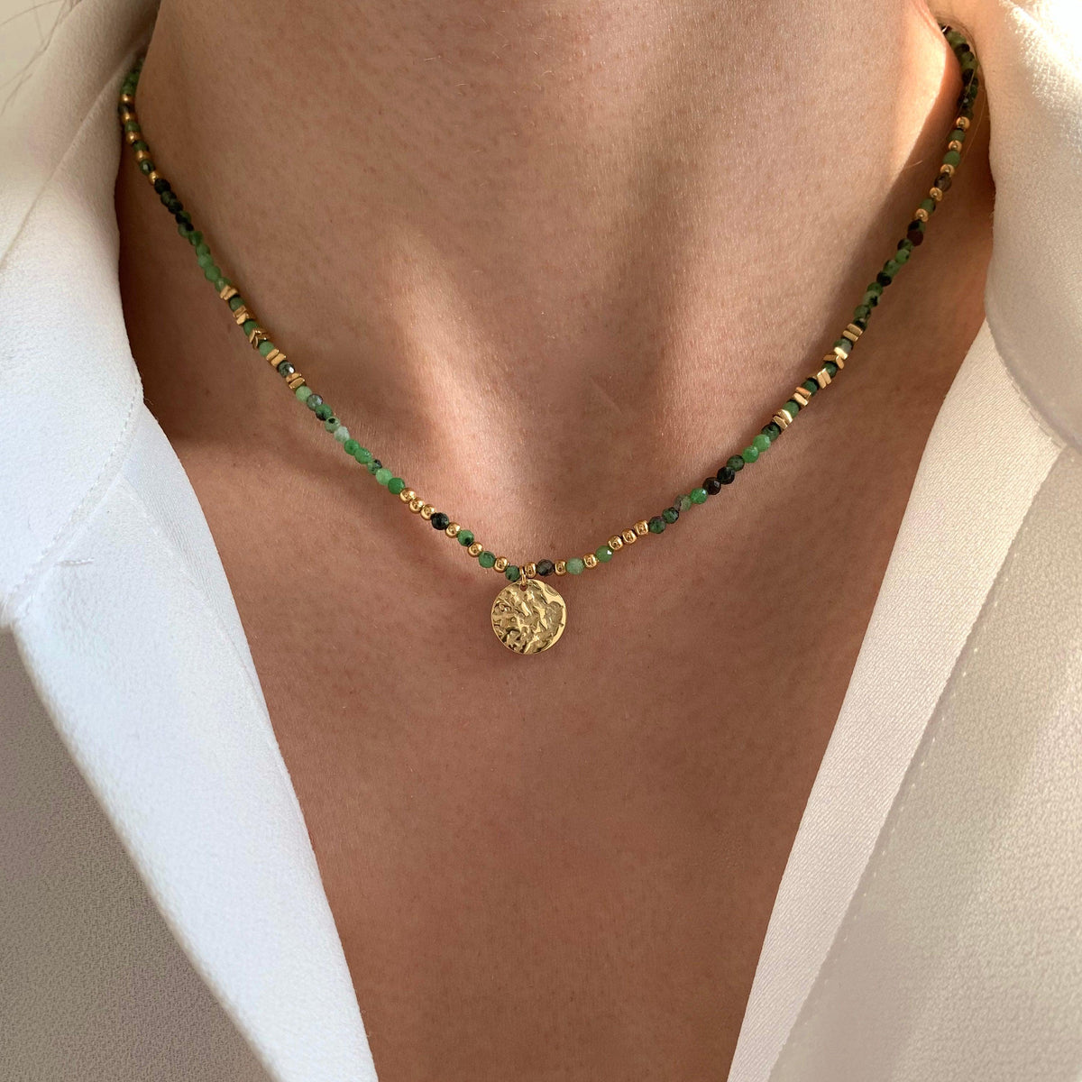 Collier perles et médaille apatite Augustine photo 6