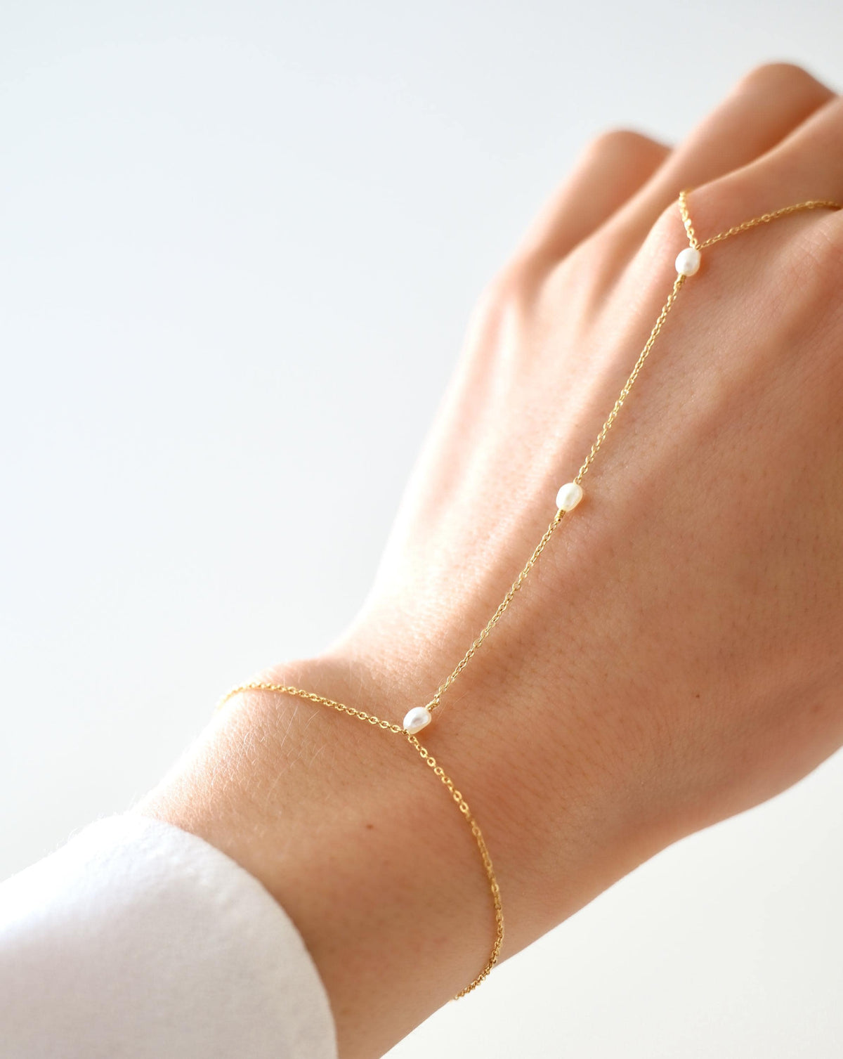 Bijou de main perles d'eau douce Lise photo 3