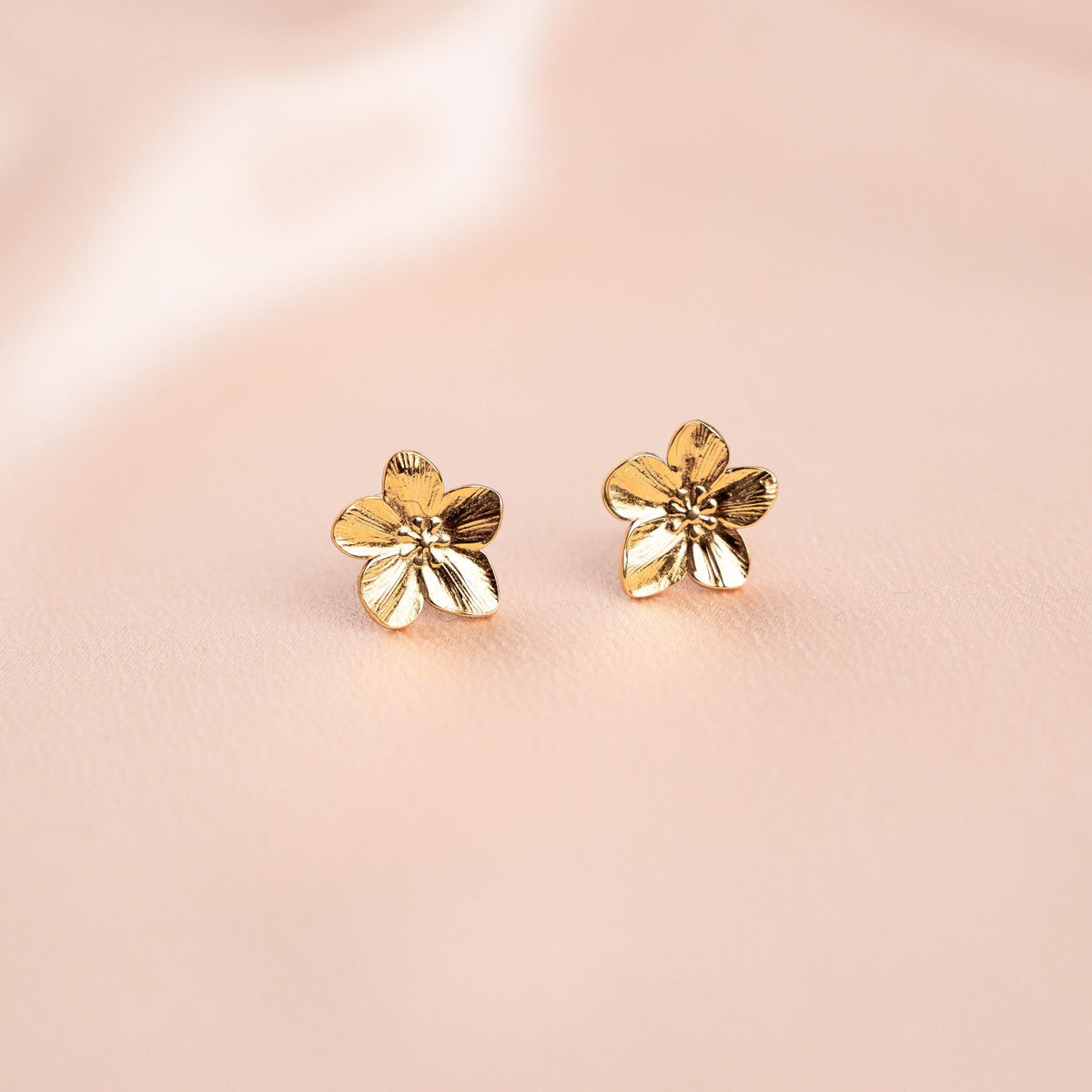 Boucles d'oreilles fleur dorée Sidonie photo 6