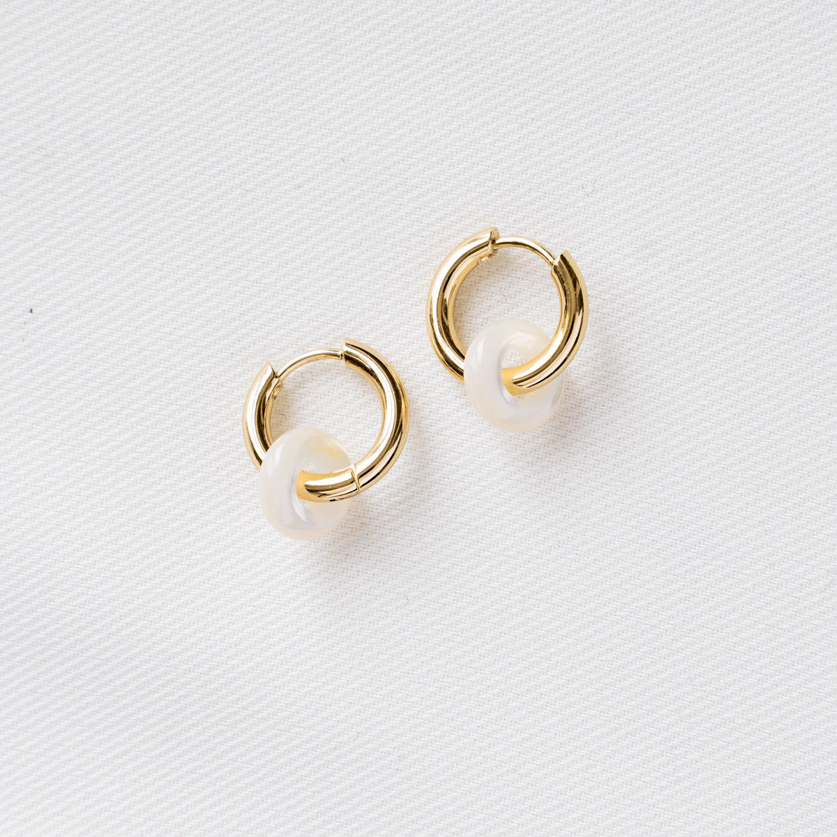 Boucles d'oreilles anneau nacre blanche Fanny photo 3