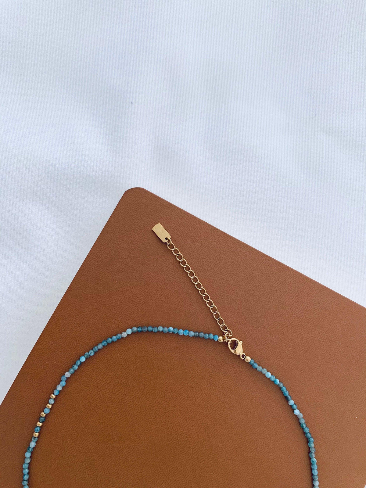 Collier perles et médaille lapis lazuli Augustine photo 6