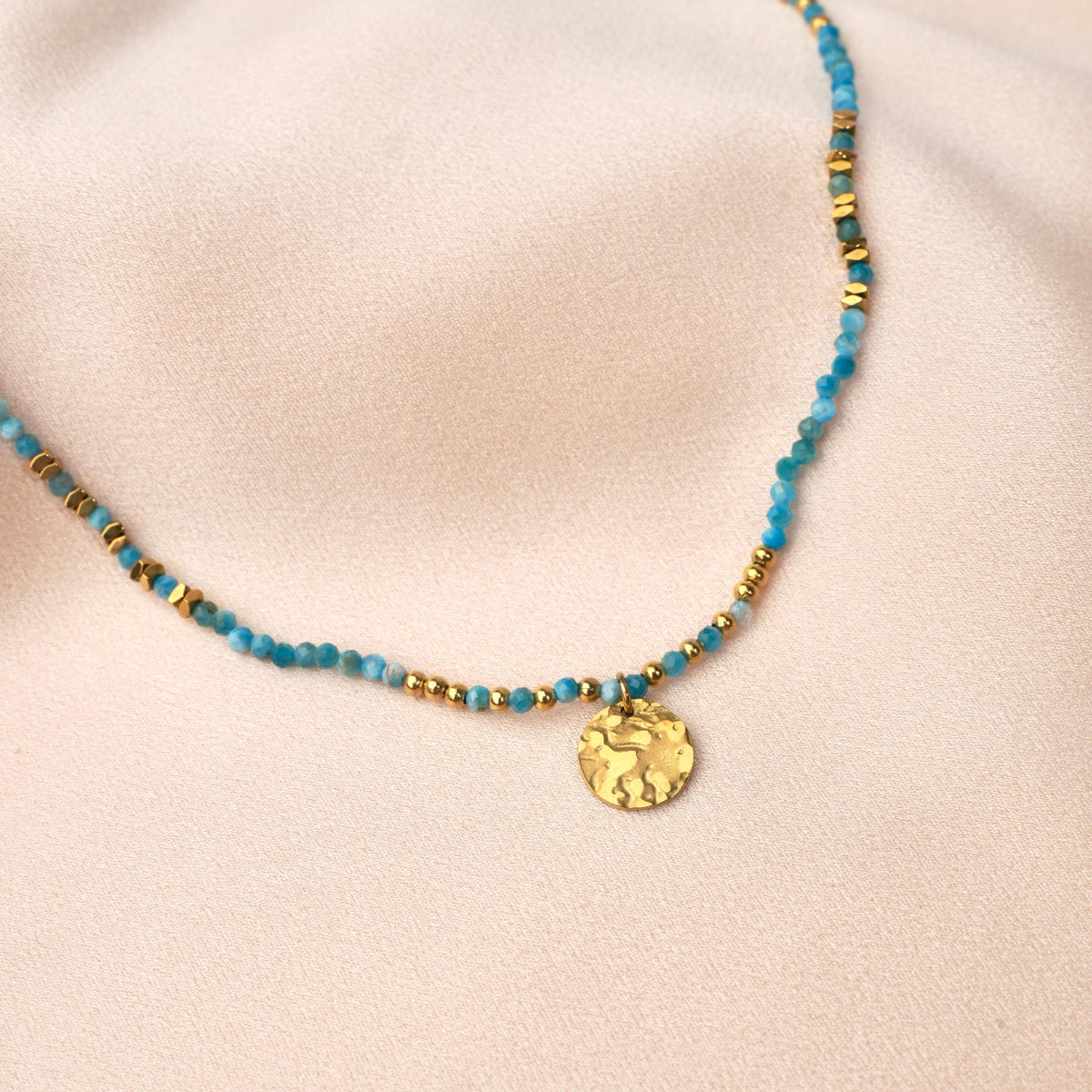 Collier perles et médaille apatite Augustine photo 3
