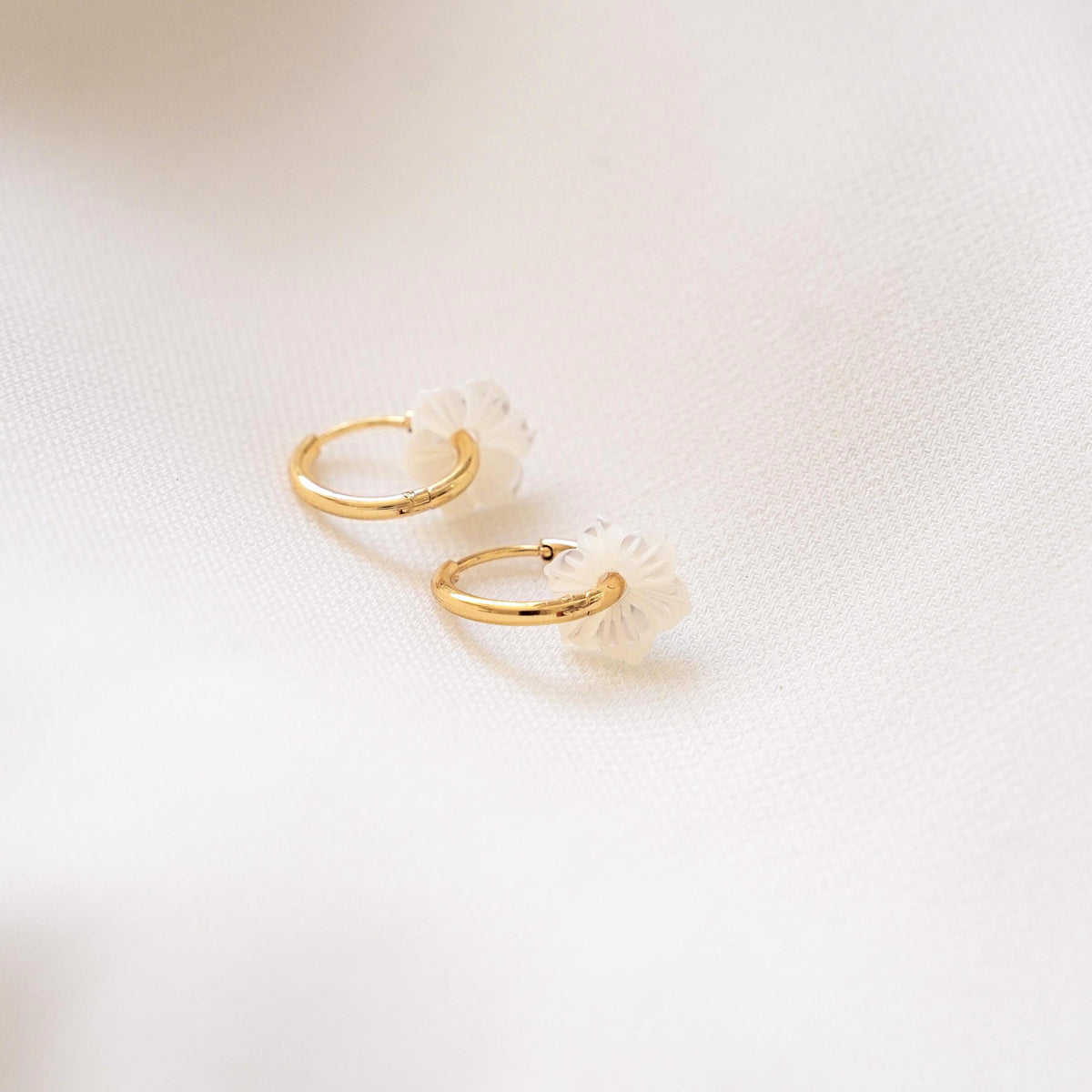 Boucles d'oreilles anneau fleur nacre Luxembourg photo 3
