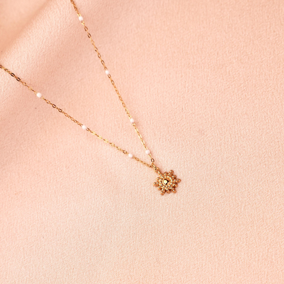 Collier pendentif soleil mini Éléonore photo 2