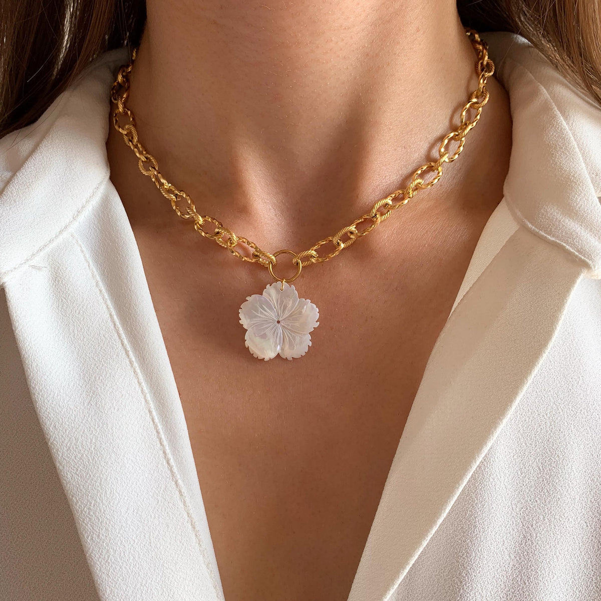 Collier fleur nacre chaîne épaisse Luxembourg photo 4