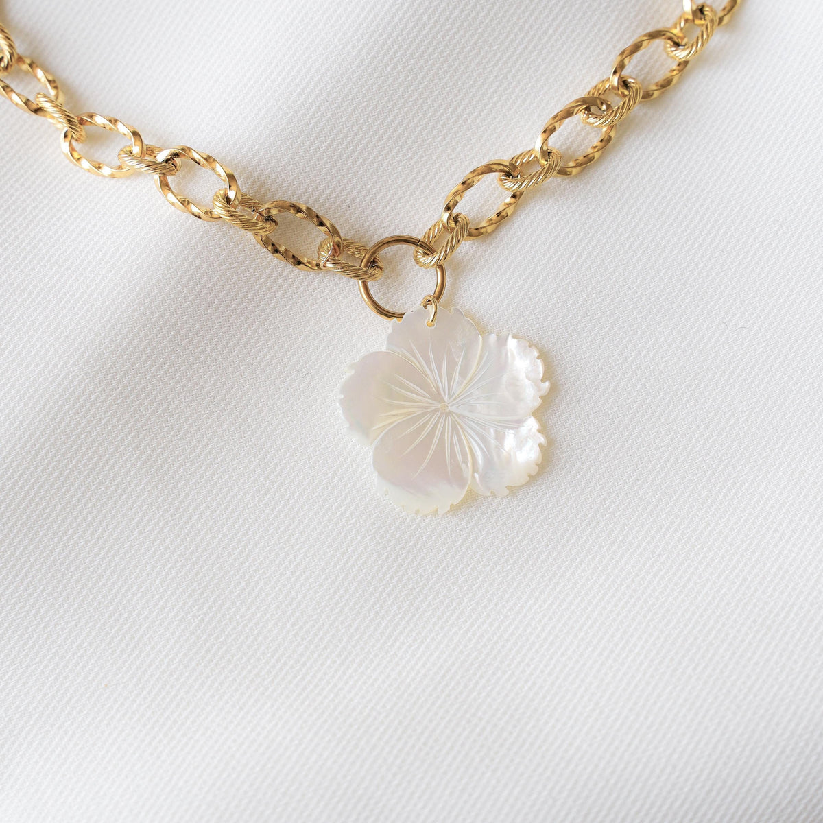 Collier fleur nacre chaîne épaisse Luxembourg photo 5