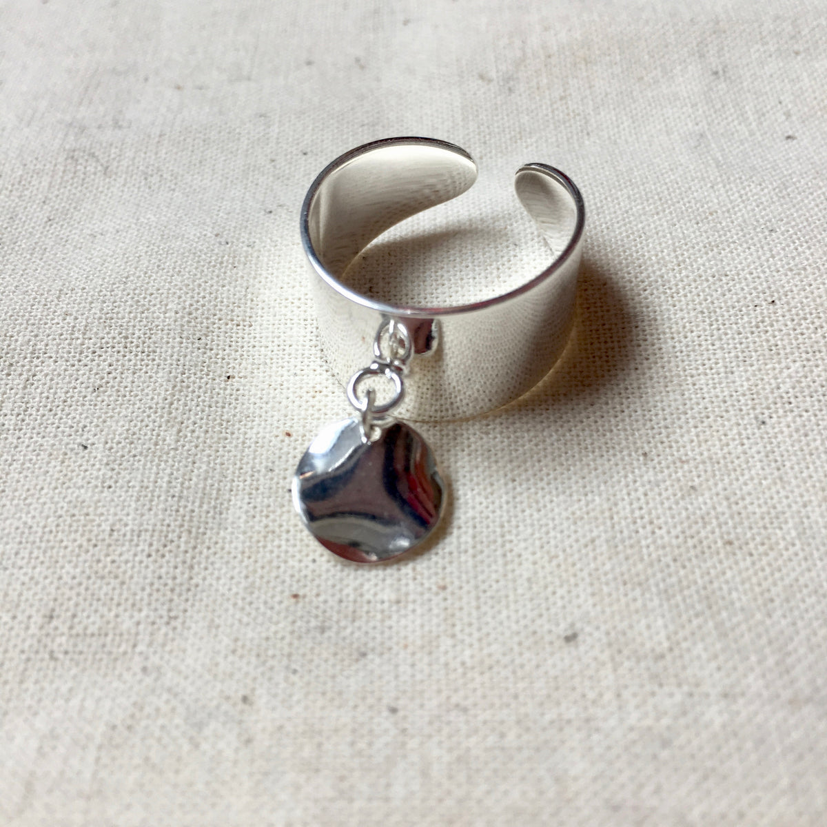 Bague large argentée pendentif rond Edmée photo 2