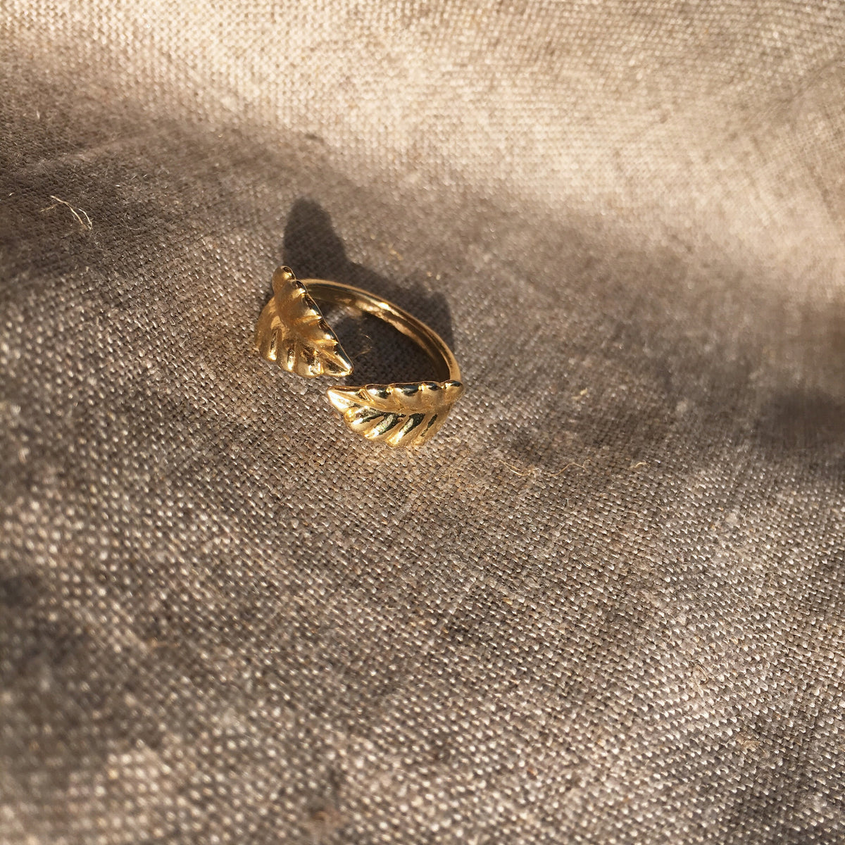Bague fine dorée feuilles de laurier Séraphine photo 3