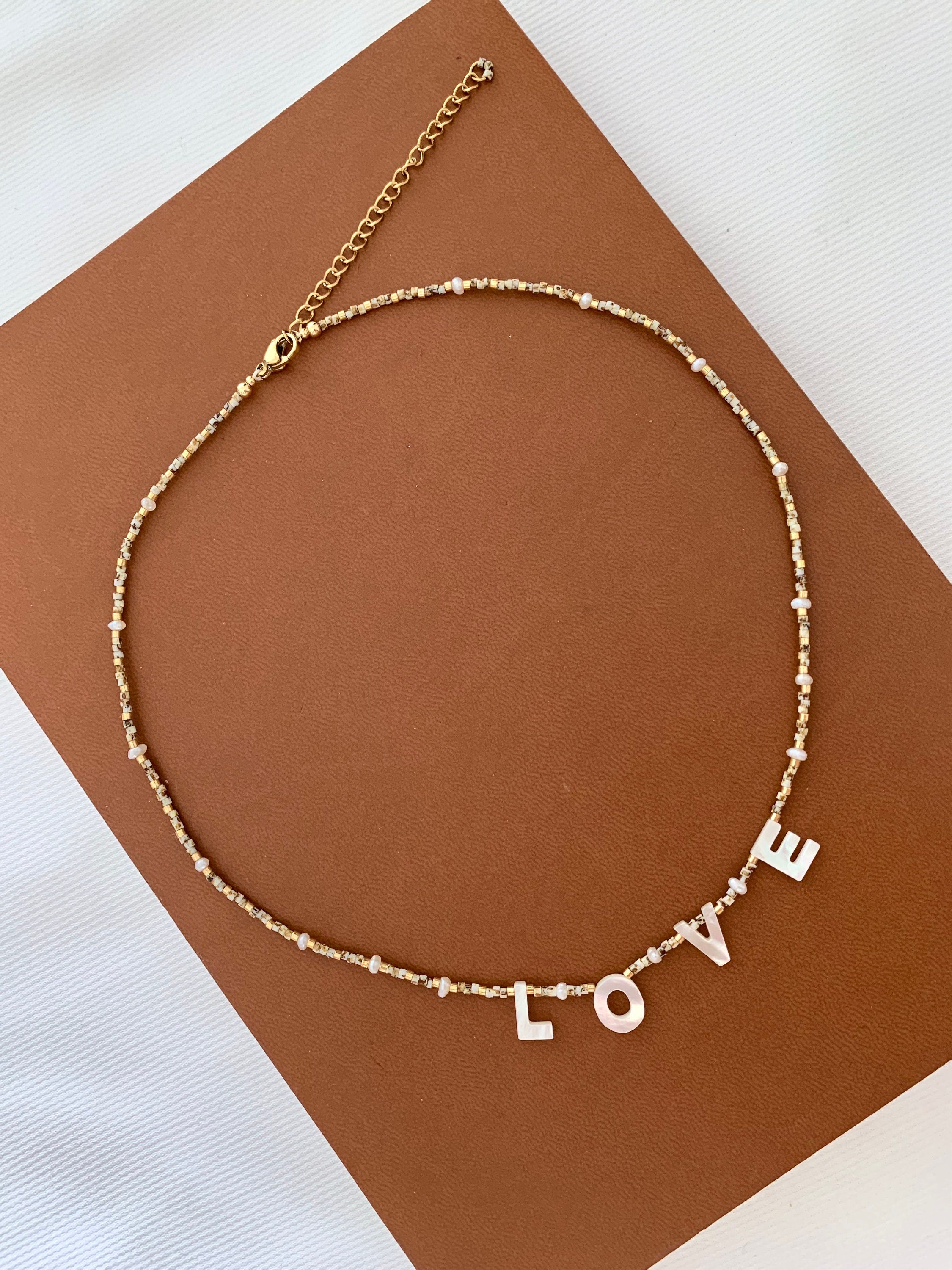 Collier pierre naturelle LOVE nacre / Collier femme perles pendentif rond acier inoxydable