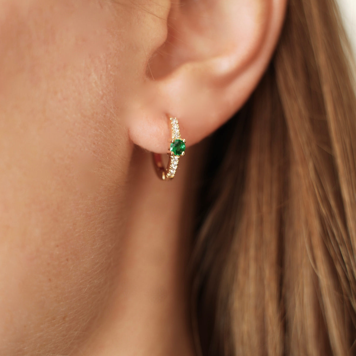 Petites créoles plaqué or zircons vert émeraude Adélaïde