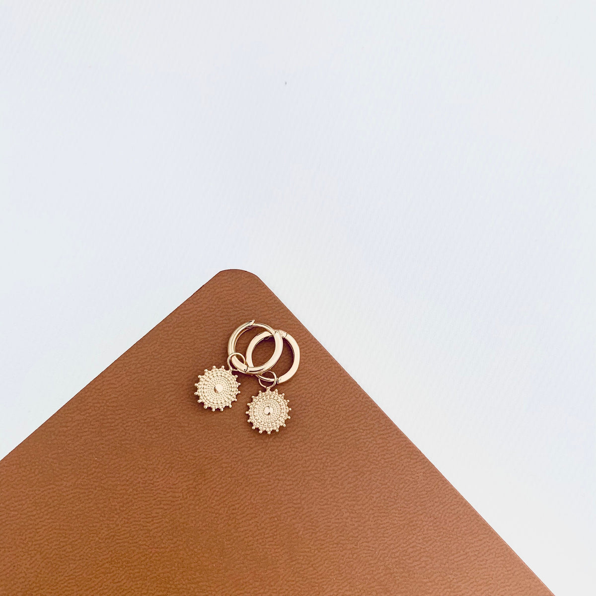Mini créoles plaqué or médaille ronde martelée Gabrielle photo 3
