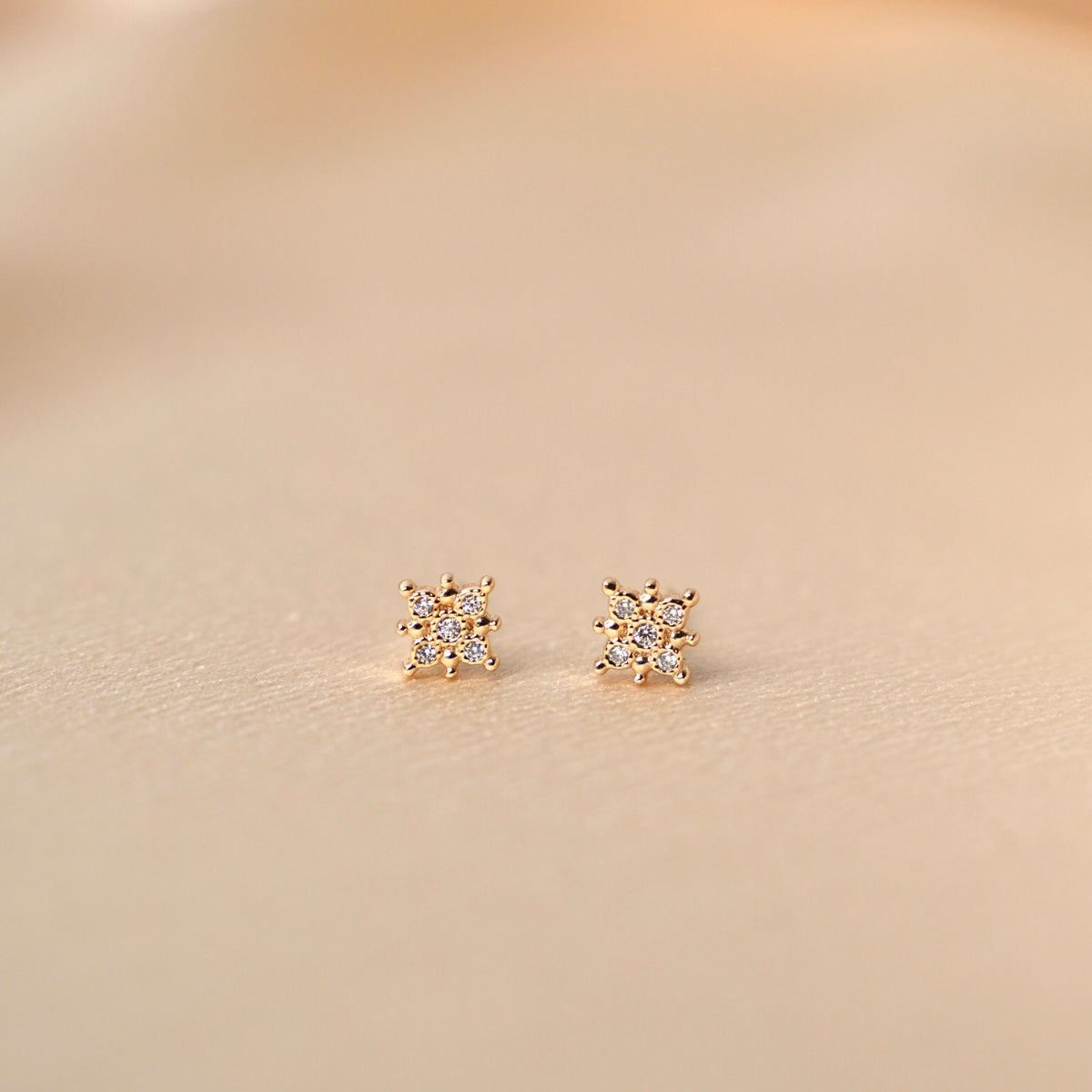 Puces d'oreilles fleur plaqué or zircons Corinne photo 2