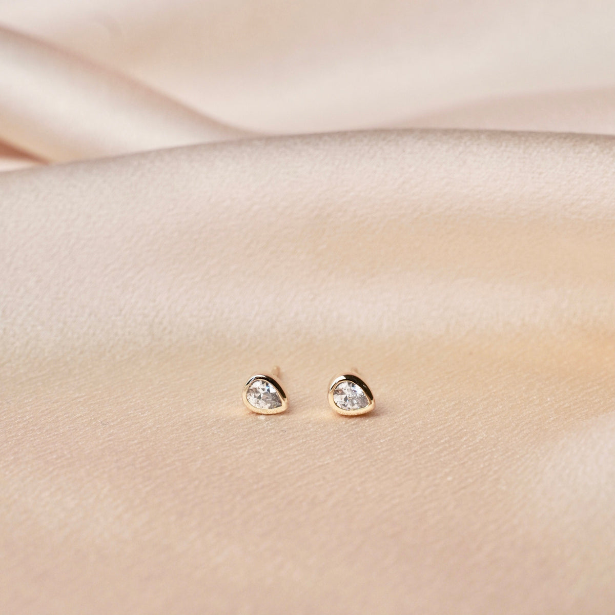Puces d'oreilles goutte zircon plaqué or Amandine