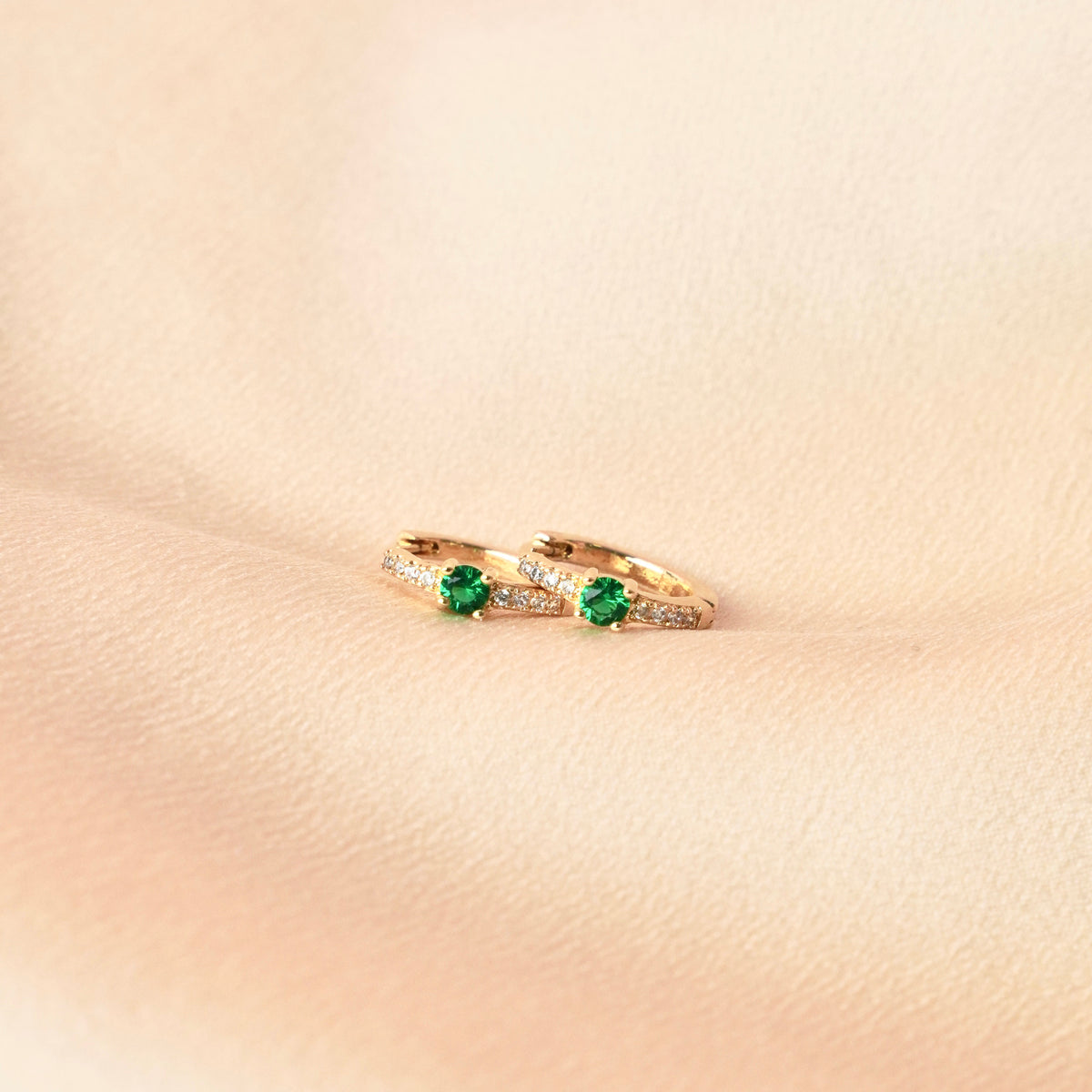 Petites créoles plaqué or zircons vert émeraude Adélaïde photo 2