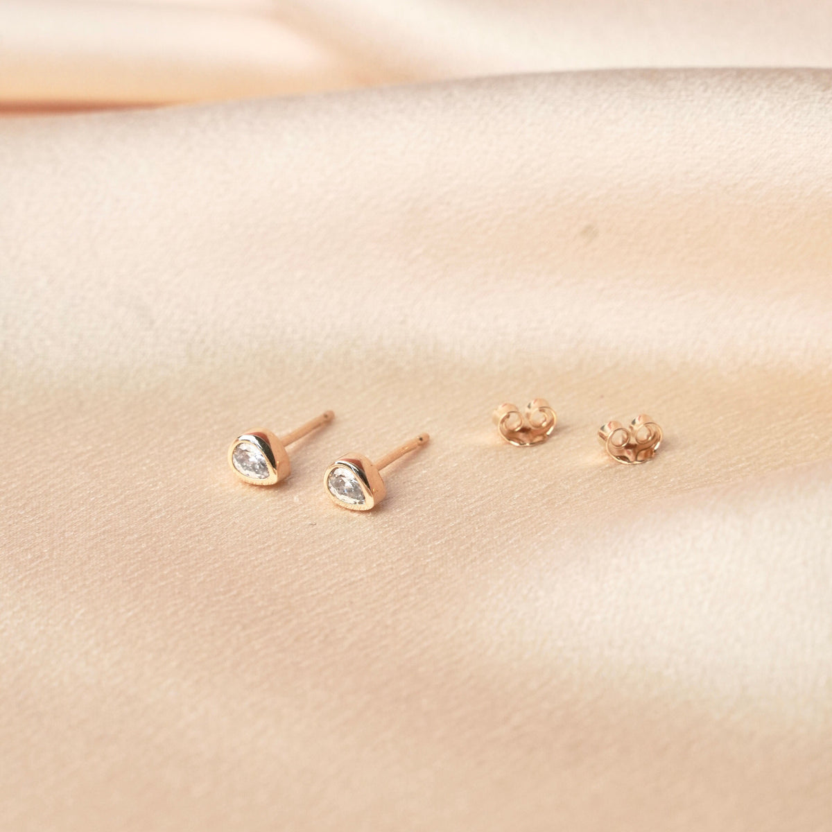 Puces d'oreilles goutte zircon plaqué or Amandine photo 4