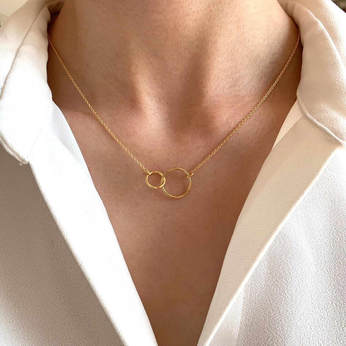 Collier chaîne fine deux anneaux entrelacés Colombe