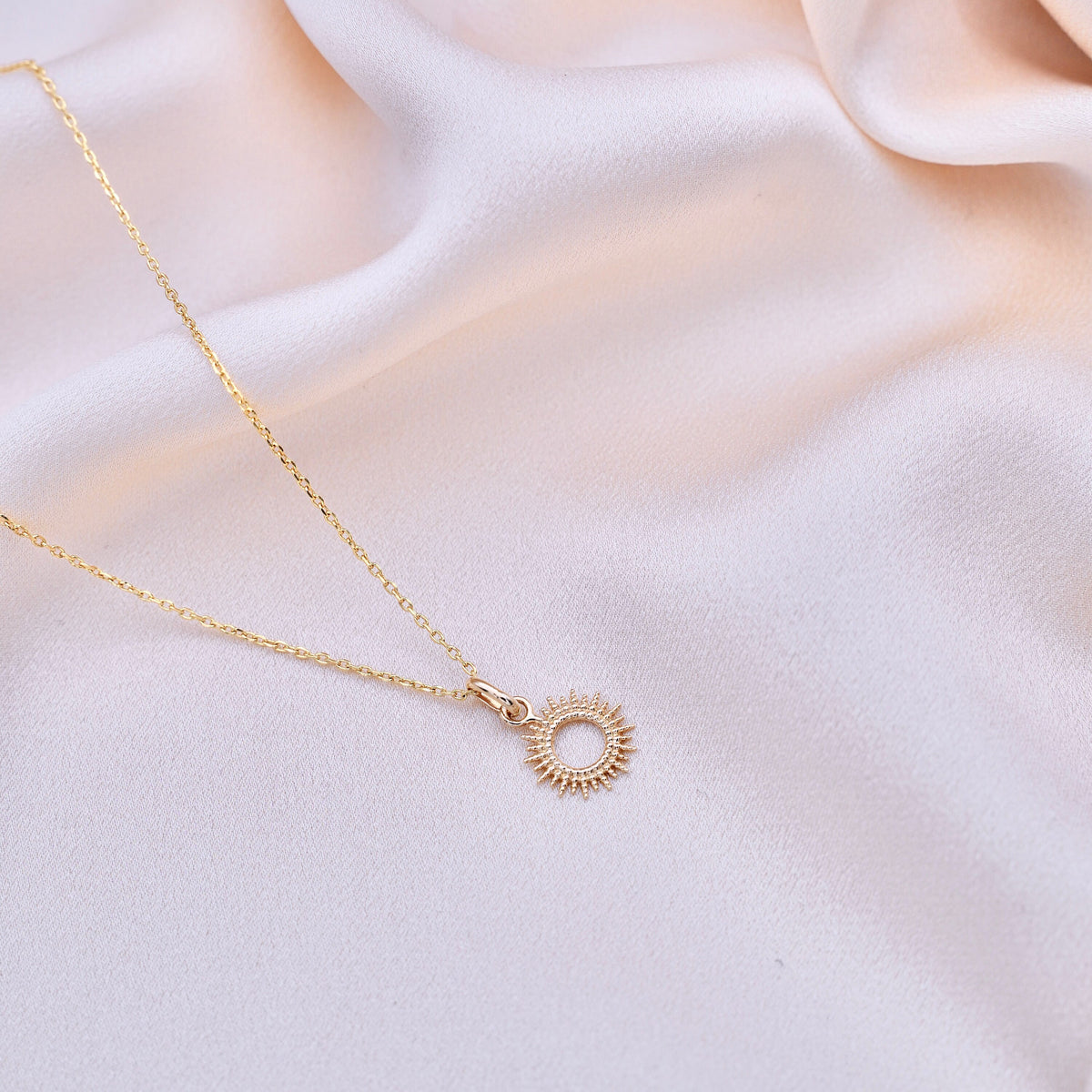 Collier plaqué or pendentif rond rayonnant Clémentine photo 3