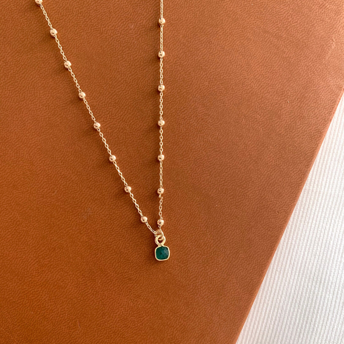 Collier chaîne à billes pendentif carré agate verte Perrine photo 3