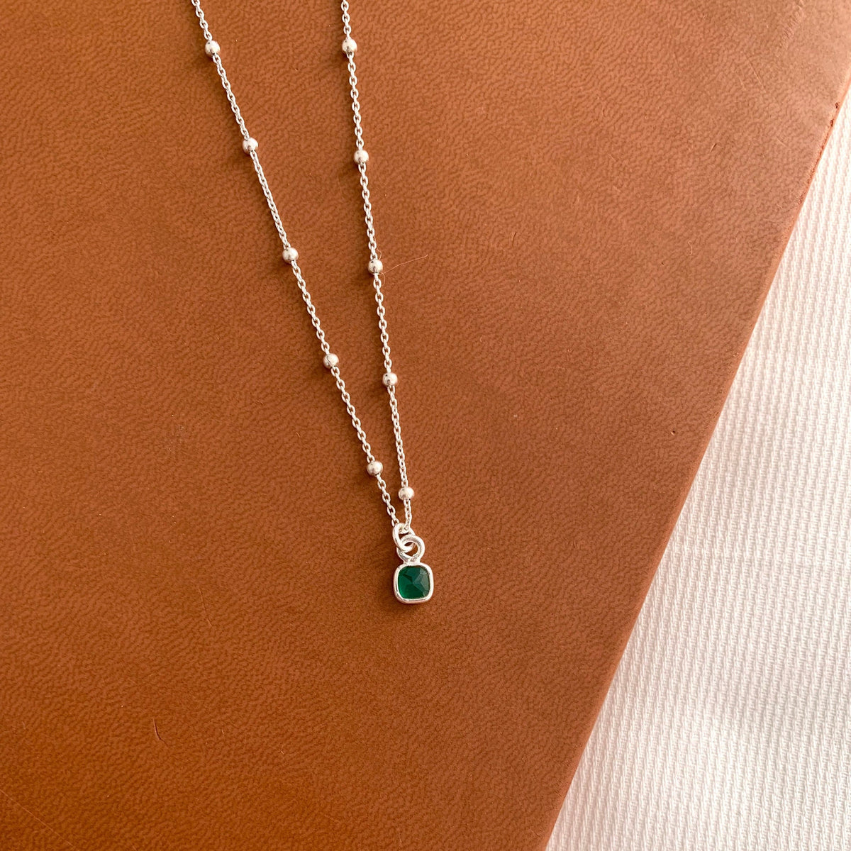 Collier chaîne à billes pendentif carré agate verte Perrine photo 5