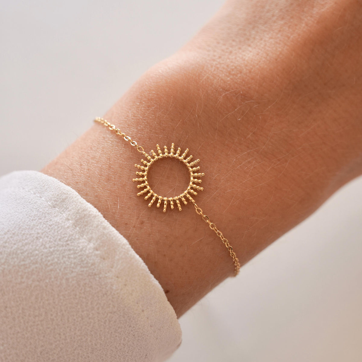 Bracelet chaîne fine pendentif rond rayonnant Ernestine