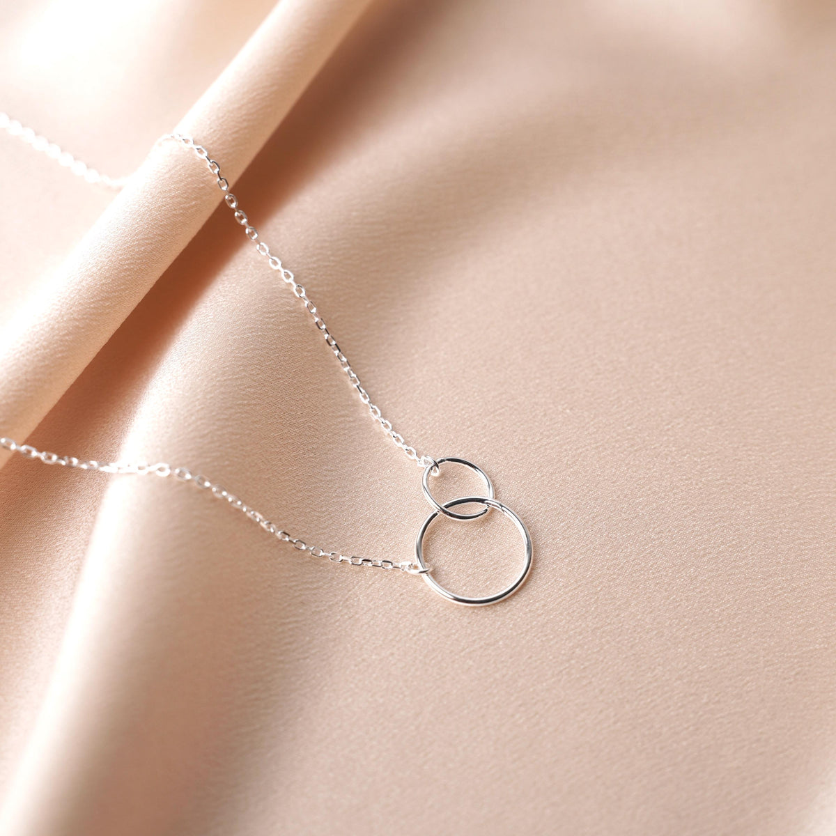 Collier chaîne fine deux anneaux entrelacés Colombe photo 3