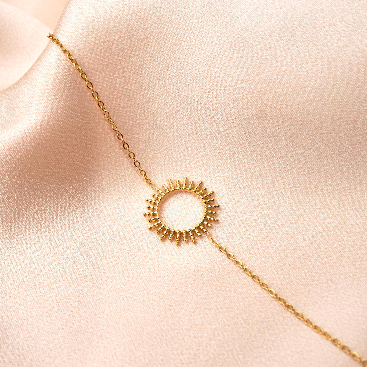 Bracelet chaîne fine pendentif rond rayonnant Ernestine photo 2