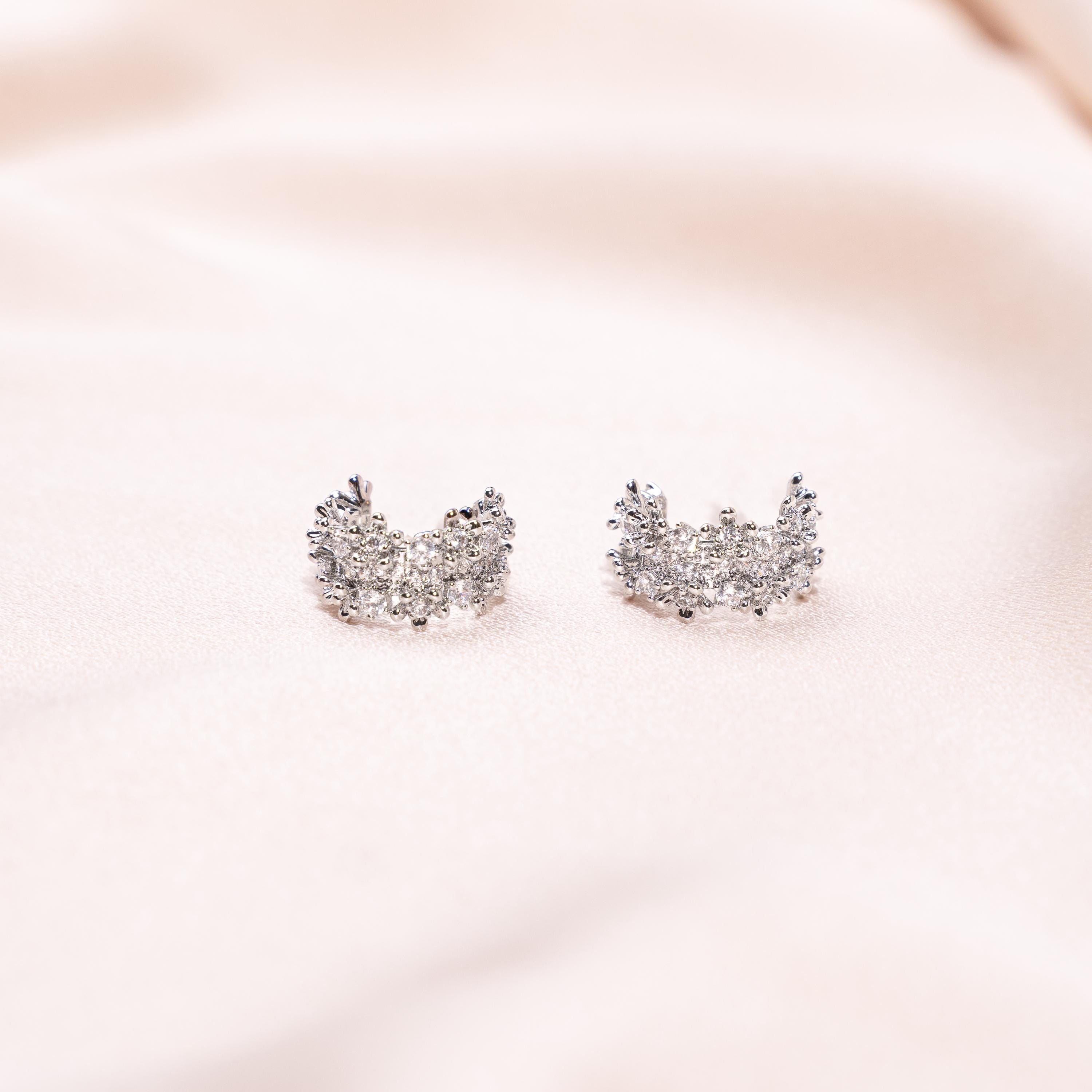 Créoles fines en acier inoxydable ornées de zircons / Boucles d'oreilles femme scintillantes
