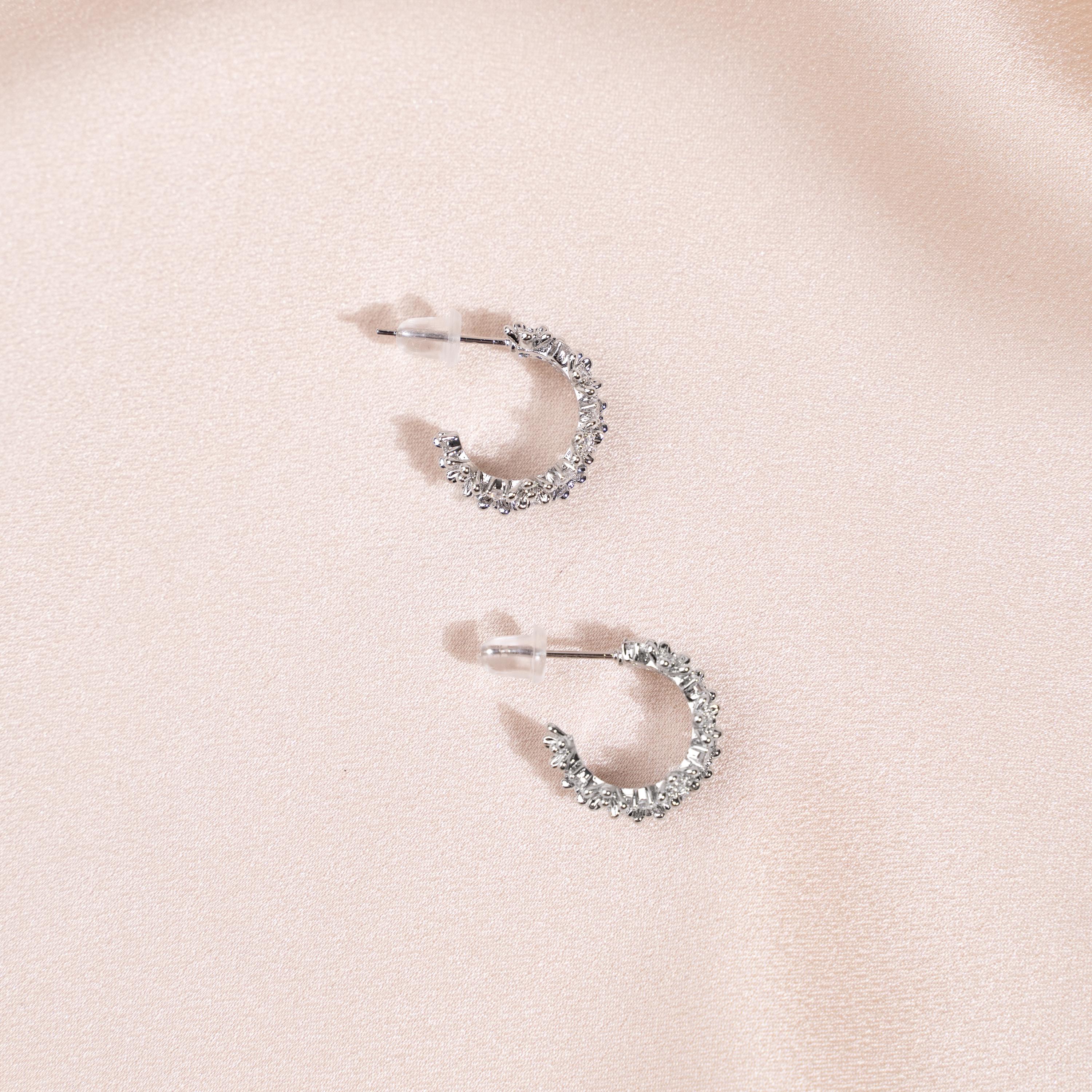 Créoles fines en acier inoxydable ornées de zircons / Boucles d'oreilles femme scintillantes