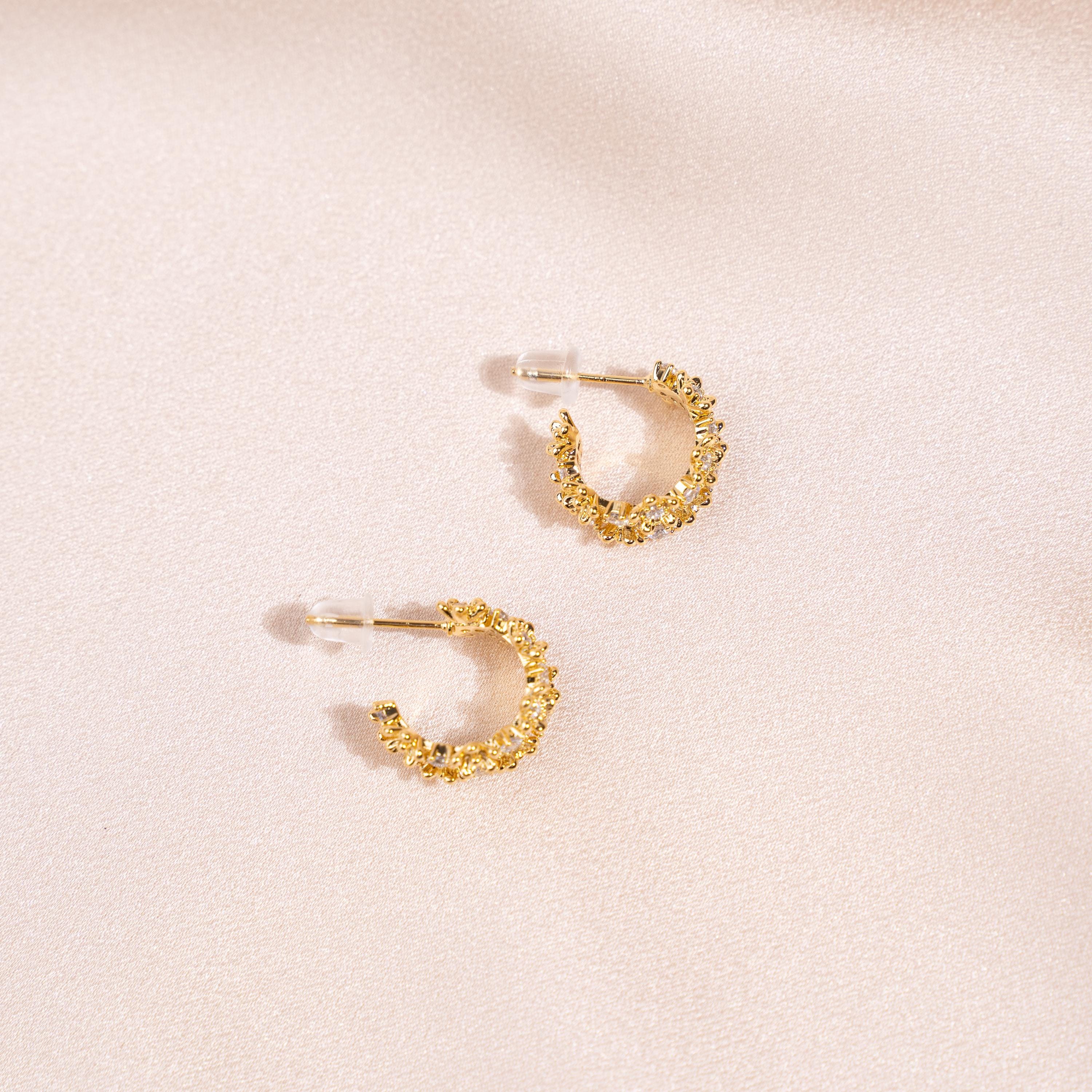 Créoles fines en acier inoxydable ornées de zircons / Boucles d'oreilles femme scintillantes