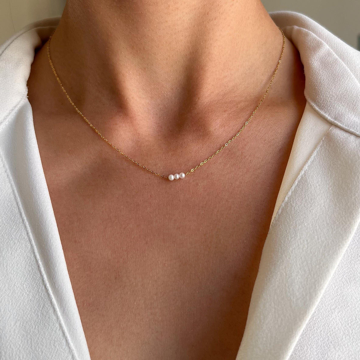Collier ras de cou trois perles blanches Agnès