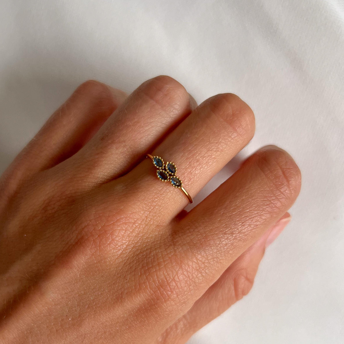 Bague fine sertie zircons bleus Vendôme photo 2