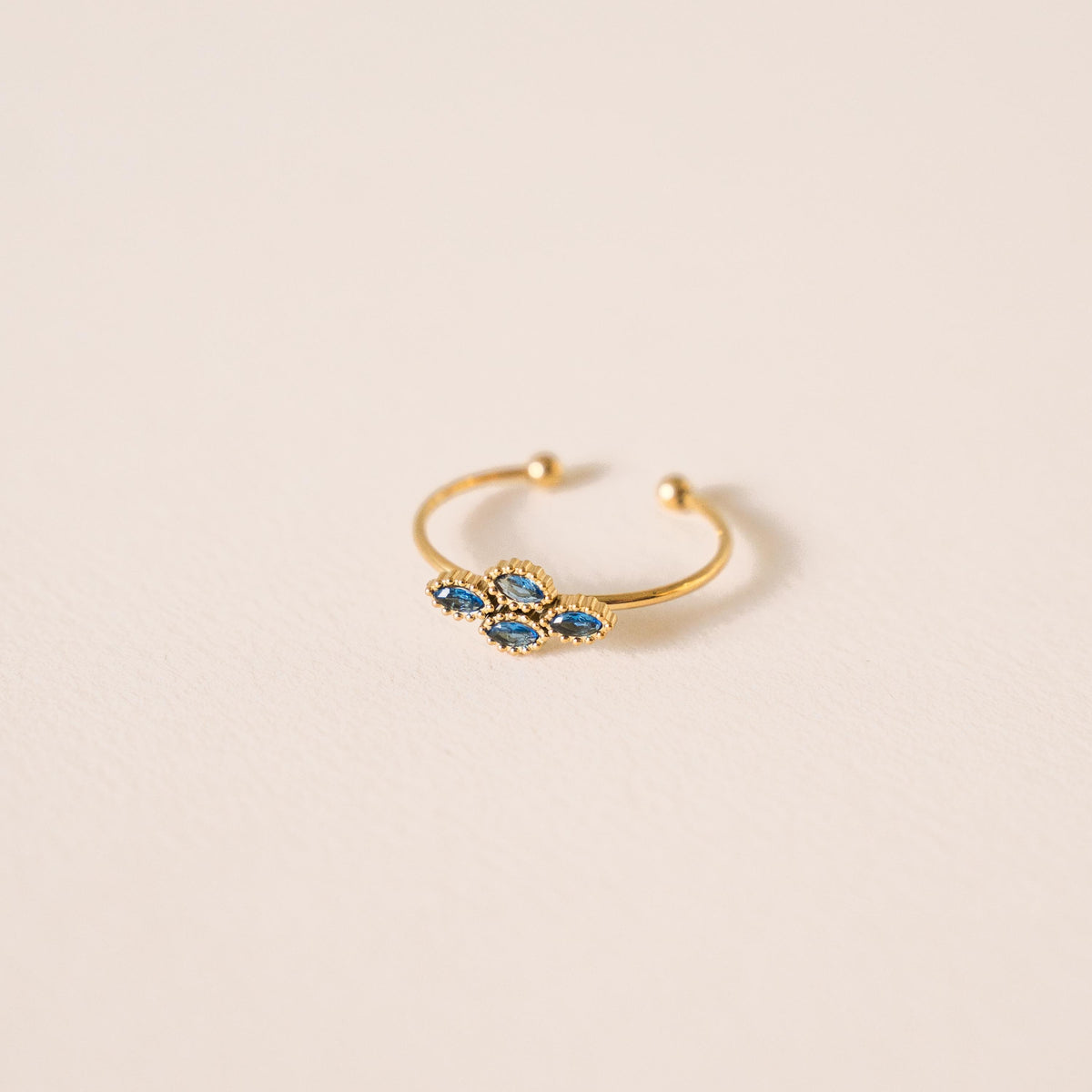 Bague fine sertie zircons bleus Vendôme