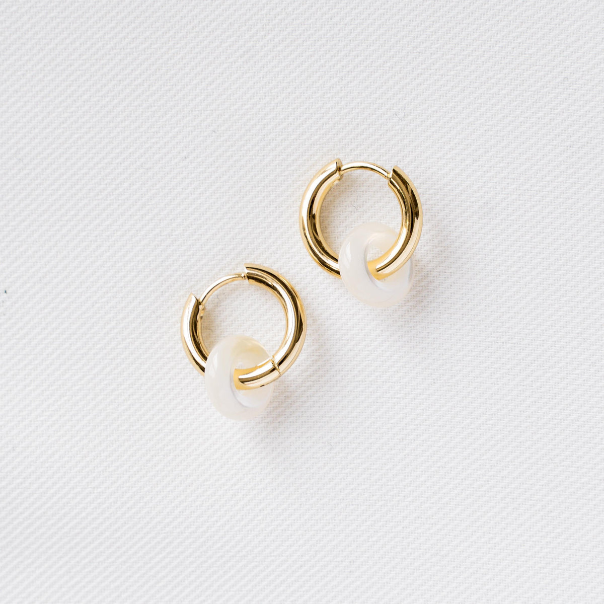 Boucles d'oreilles anneau nacre blanche Fanny photo 2