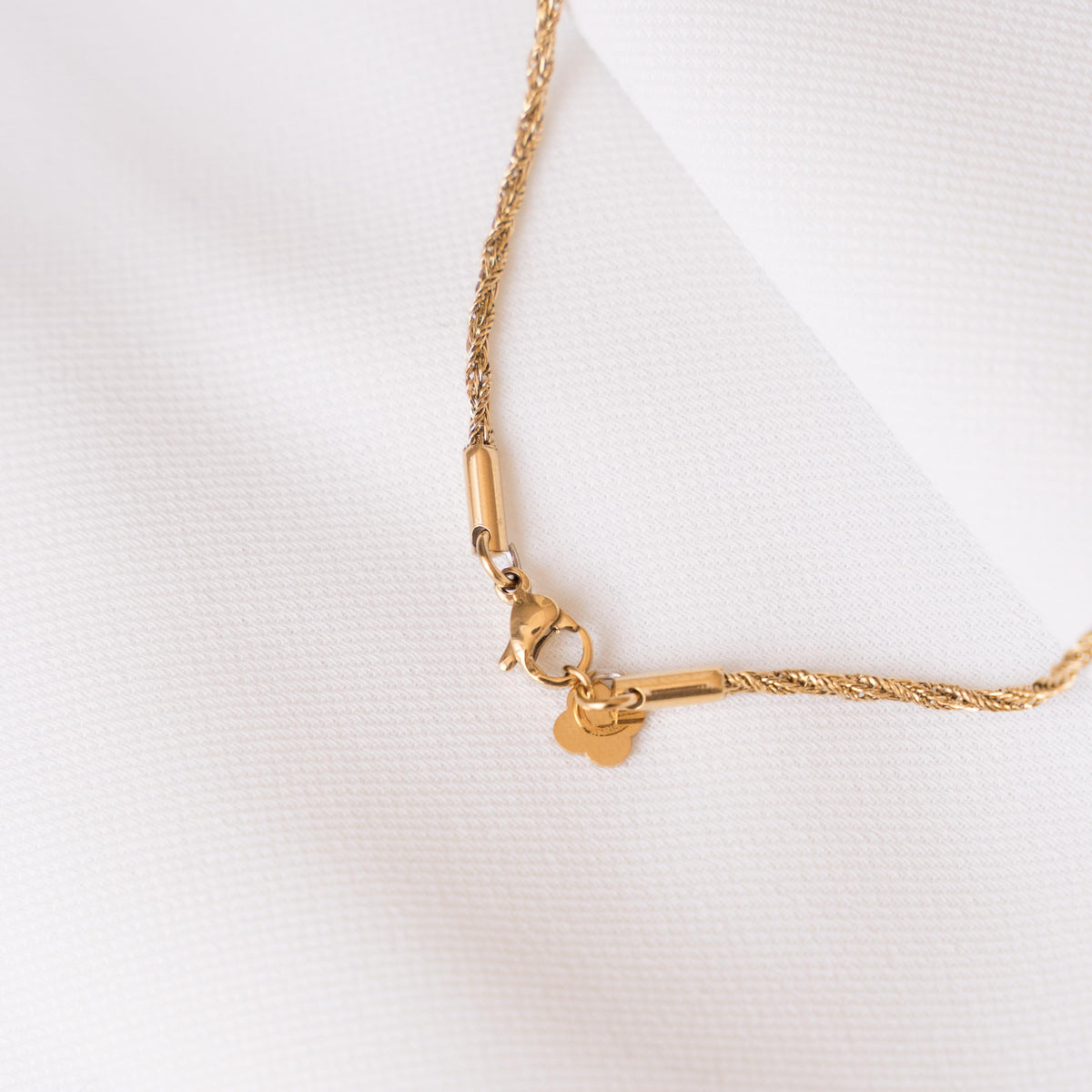 Collier chaîne torsadée dorée Cassandre photo 5