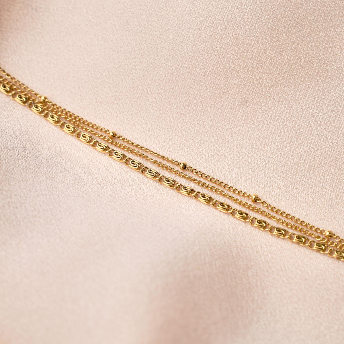 Bracelet triple chaîne fine dorée Félicité photo 3