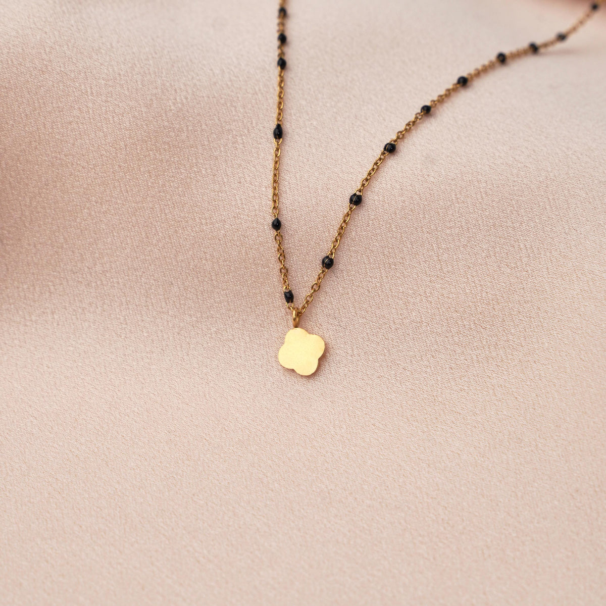 Collier pendentif trèfle points noirs Cosima photo 2